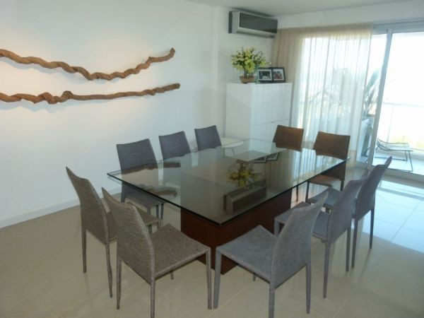 Excepcional departamento en alquiler con cuatro suite en primera fila de Playa Brava.